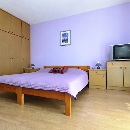 Family friendly apartments with a swimming pool Baska Voda, Makarska - 12442 Rum bild