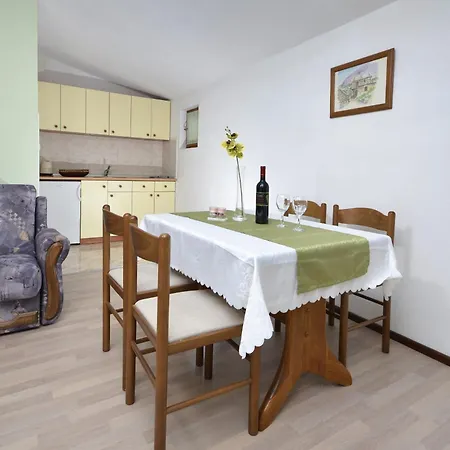 Family friendly apartments with a swimming pool Baska Voda, Makarska - 12442 Rum bild