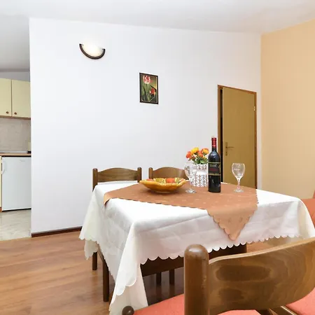 Family friendly apartments with a swimming pool Baska Voda, Makarska - 12442 Rum bild