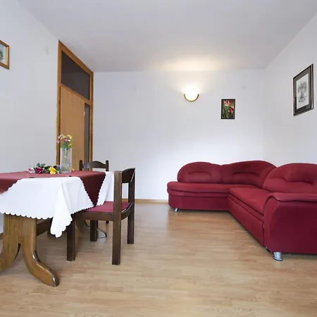 Family friendly apartments with a swimming pool Baska Voda, Makarska - 12442 Rum bild