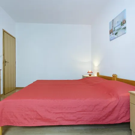 Family friendly apartments with a swimming pool Baska Voda, Makarska - 12442 Rum bild