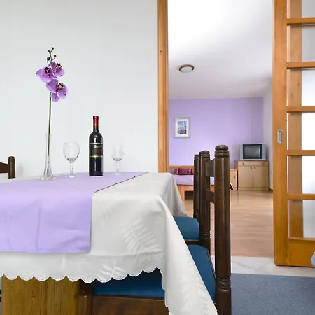 Family friendly apartments with a swimming pool Baska Voda, Makarska - 12442 Rum bild