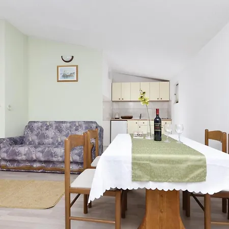 Family friendly apartments with a swimming pool Baska Voda, Makarska - 12442 Rum bild
