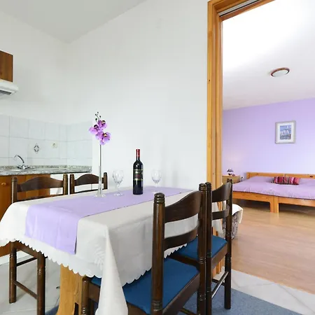 Family friendly apartments with a swimming pool Baska Voda, Makarska - 12442 Rum bild