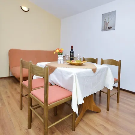 Family friendly apartments with a swimming pool Baska Voda, Makarska - 12442 Rum bild