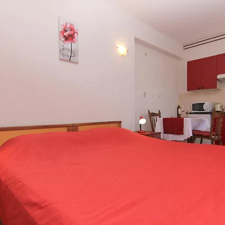 Family friendly apartments with a swimming pool Baska Voda, Makarska - 12442 Rum bild